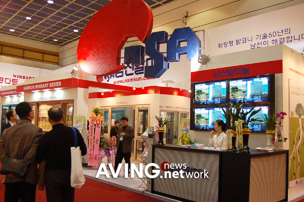 남선알미늄, 접이구조의 슬라이딩 폴딩도어 선보여 관련 사진