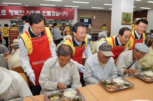 현대건설, 지역 노인 초청행사 개최 '나눔경영' 실천 관련 사진