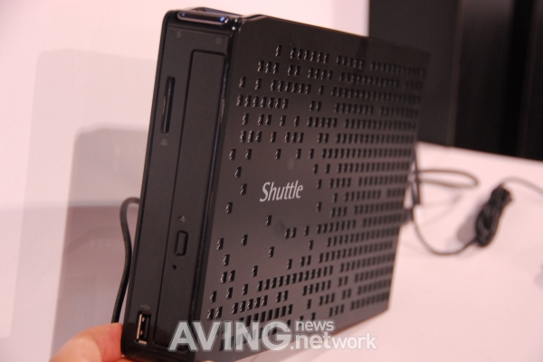 [CES2011] 셔틀, 듀얼코어 아톰 탑재한 슬림 베어본 'XS35GT V2' 선보여 관련 사진
