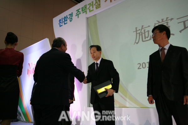 신한벽지, 모범 납세자 포상 '산업 포장' 수여받아
