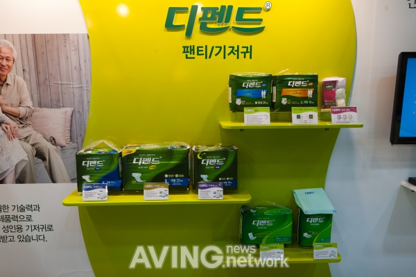유한킴벌리, '노후준비 및 실버산업 박람회'서 성인용 기저귀 '디펜드' 소개