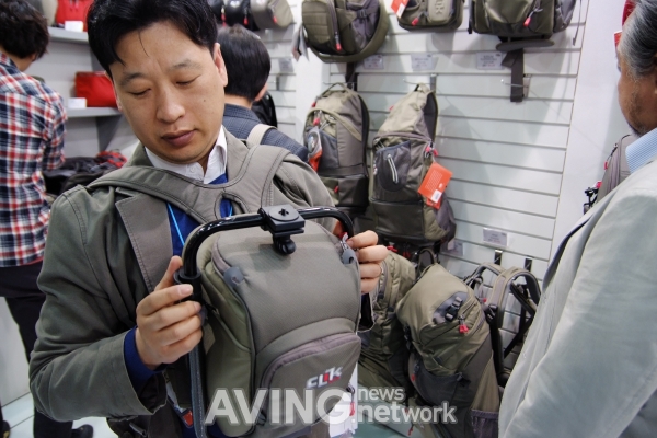 [P&I 2011 현장] 동인기연, 삼각대는 가라! 활동성 만점 '클릭엘리트 BodyLink Telephoto Pack' 선보여 관련 사진