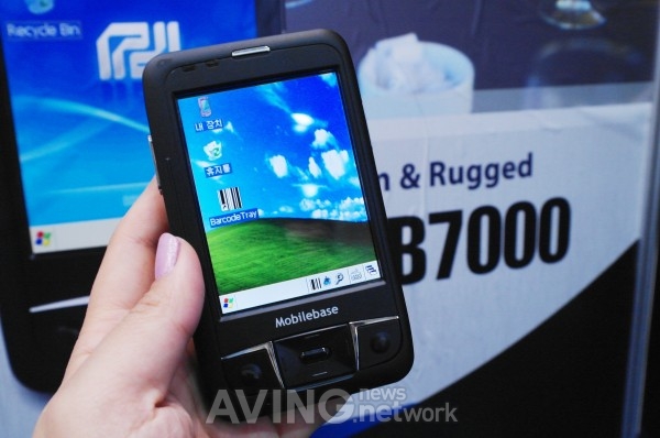 [WIS 2011] 대신정보통신, 넓은 LCD에 슬림한 본체의 산업용 PDA 'MB7000' 소개