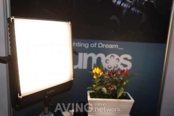 [KOBA 2011] 디엠라이트, 자연광에 도전하는 LED 영상조명 'Lumos 300F' 관련 사진