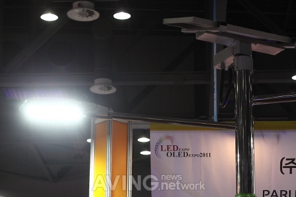 [LED EXPO&OLED EXPO 2011] 파루, 태양 따라 움직이는 해바라기 가로등