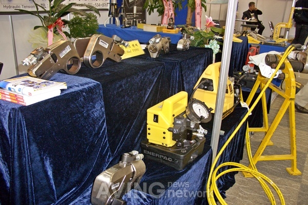 [IT EXPO 2011] 엠아이티, 세계적인 유압제품 전문회사 'ENERPAC' 다양한 장비 전시 관련 사진