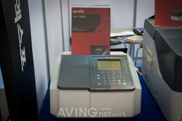 [IT EXPO 2011 현장] 동일시마즈, 분광광도계 'UV-1800' 전시