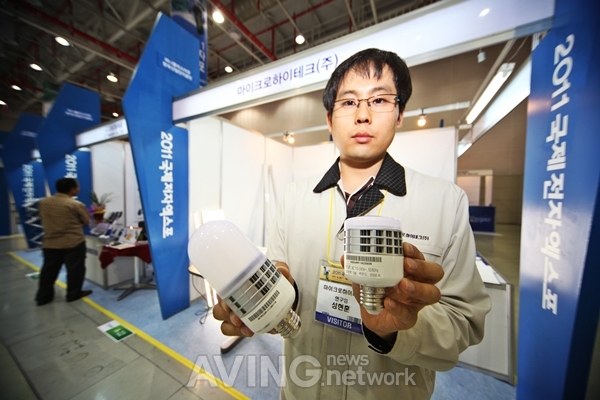 [IT EXPO 2011 현장] 마이크로하이테크, 안정기 일체형 LED램프 선보여 관련 사진