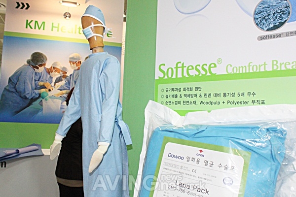 [KIMES 2012 현장] 케이엠헬스케어, 우수한 통기성 가진 수술용 원단 선보여