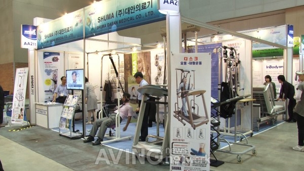 [SENDEX 2012 영상] 대안의료기, 직립견인 '슈마' 견인치료기 선보여 관련 사진