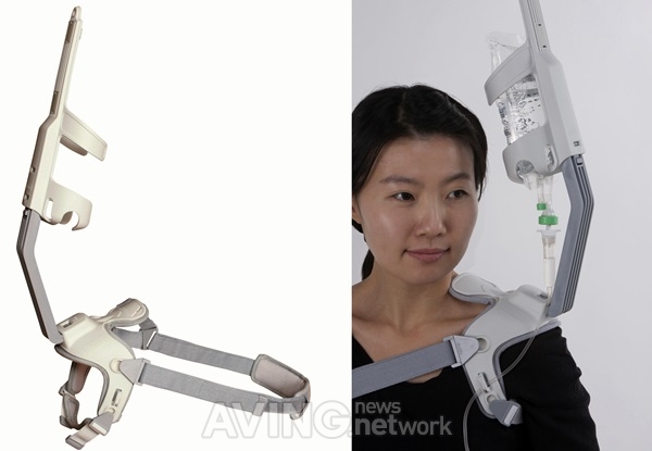 [미리보는 KIMES 2014] 모비유, 어깨 고정 가능한 휴대용 링거대 'EZPOLE' 전시 관련 사진