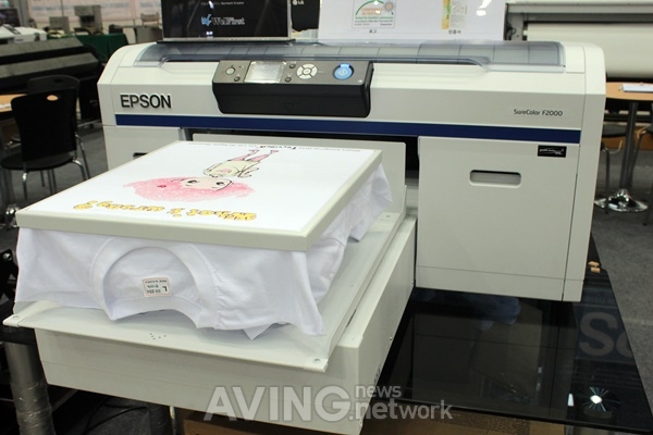 [PID 2014 현장] 웰퍼스트, 에코 잉크 적용한 전사프린터 'Epson SureColor F2000' 전시 관련 사진