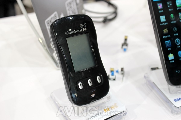 [30th KIMES 2014] 아이센스, 노코딩 혈당측정기 '케어센스®N NFC' 선봬
