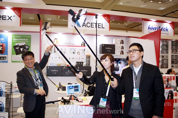[CES 2015] 에이스텔, 모바일 콘텐츠 제작자 위한 '스마트 셀카봉' 시연