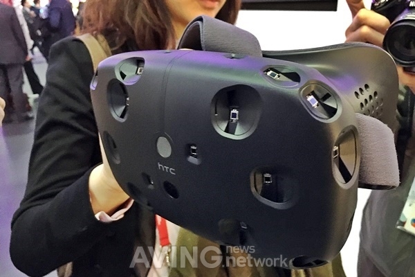 [MWC 2015] HTC, 스팀VR 헤드셋 'HTC 바이브' 공개
