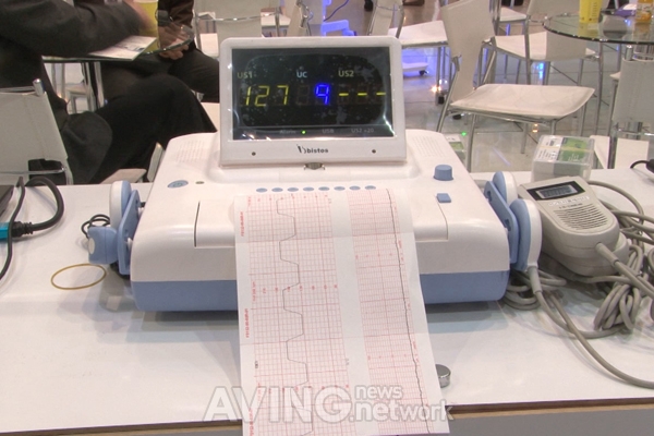 [KIMES 2015 영상] 비스토스, 태아 상태 나타내는 분만감시장치 'BT-350' 선봬