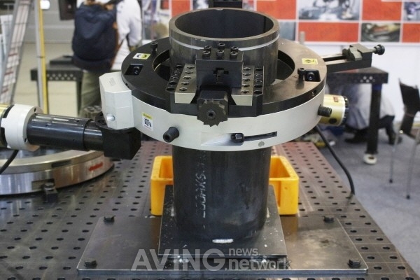 [WELDING KOREA 2016] 웰드웰, 견고함 자랑하는 파이프 절단기 겸 개선기 선보여 관련 사진