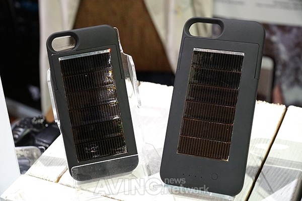 [CES 2017] 태양열로 충전하는 아이폰 케이스, 아이파워업 '퓨전'