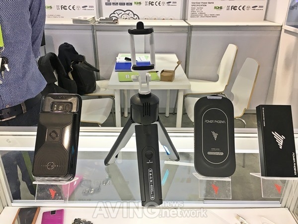한국전자기술 관련 기사 사진 · [CES 2018] 한국전자기술, 스마트폰 케이스에 붙여 사용하는 보조배터리 선보여