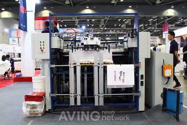 [K-PRINT 2018] 일진엠앤씨, 디테일한 작업까지 가능한 쇼핑백 제조기(제대기) 'ZB1200CT-430' 소개 관련 사진