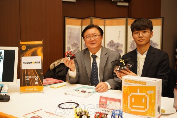 [MIK 2018 시즌2] 로보웍스, 쉽고 펀하게 즐기는 코딩 '로봇 링키 & 자율드론 허밍버드' 공개!