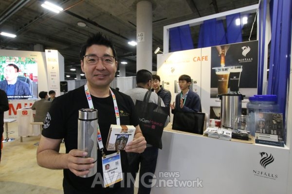 더칼라그룹 관련 기사 사진 · [CES2020] 더칼라그룹, 머신 필요 없는 휴대용 콜드브루 커피 '엔투폴스'