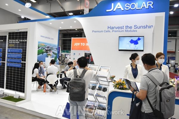 제이에이솔라 관련 기사 사진 · [2020 국제그린에너지엑스포] 제이에이솔라, 단결정 하프셀 단면발전 모듈 선보여
