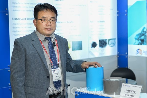 2021 패패부산에 참가해 전자파 차폐소재 완제품을 설명하는 대신테크젠 황인성 대표| 촬영-에이빙뉴스