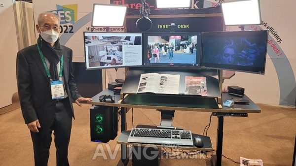 쓰리디데스크 김성윤 대표가 자사 스마트 책상(Smart Work Station)을 소개하고 있다. │촬영-에이빙뉴스