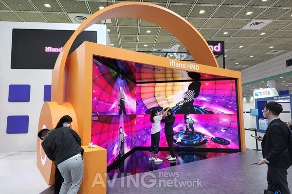 SK텔레콤, 2022 월드IT쇼서 실감형 메타버스 서비스 '이프랜드 HMD(ifland HMD)' 알렸다! 관련 사진