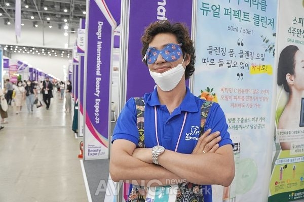 '아이쿨잠'을 부착한 문형근 대표 │촬영-에이빙뉴스