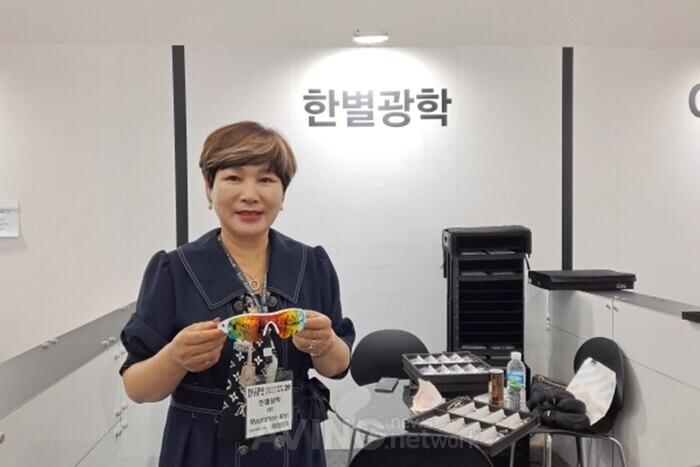 자사 제품을 소개하는 한별광학 안명희 대표 │촬영-에이빙뉴스