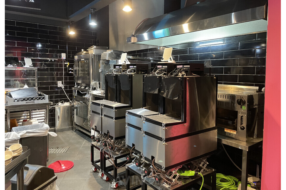 경기도 성남시 분당구 판교테크노밸리에 위치한 식당 '특이점'에서 비욘드허니컴이 개발한 'AI 셰프 로봇'을 만날 수 있다. | 제공-비욘드허니컴