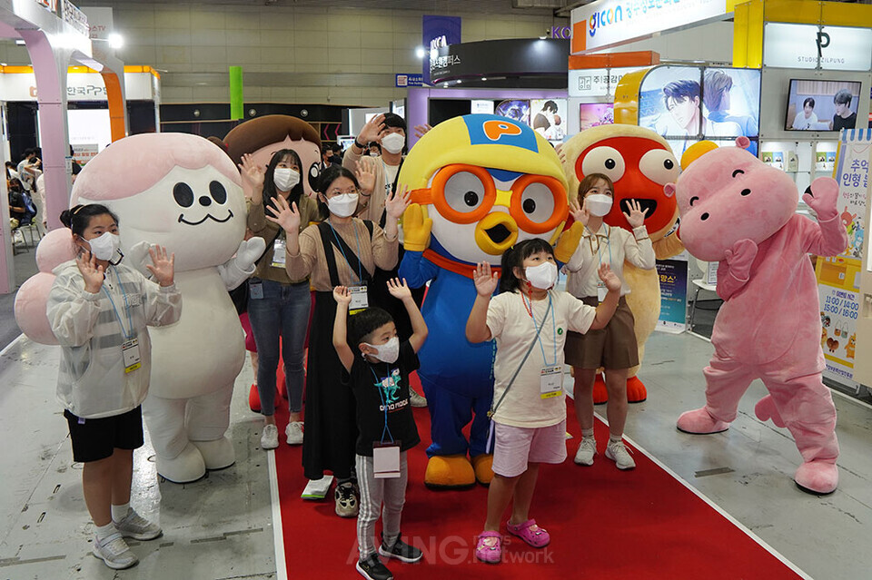 22일 개최한 ‘2022 광주 에이스페어' 전시회에 아이들이 인형 캐릭터와 함께 사진을 찍고 있는 모습  | 촬영-에이빙뉴스