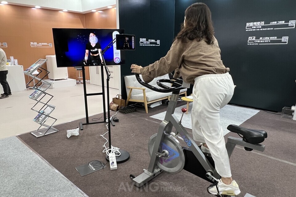 참관객이 타고의 AR 디지털자전거를 체험하는 모습 │촬영-에이빙뉴스