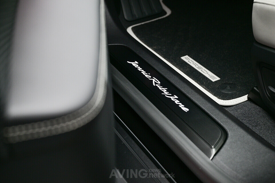 타이칸 4S 크로스 투리스모 포 제니 루비 제인의 프런트 도어 엔트리 가드에 새겨진 ‘제니 루비 제인(Jennie Ruby Jane)’ 레터링 │사진 제공-포르쉐코리아