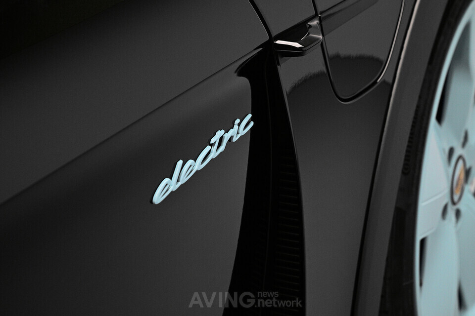 타이칸 4S 크로스 투리스모 포 제니 루비 제인, 마이센블루 컬러를 적용한 운전석 도어의 ‘일렉트릭(Electric)’ 레터링 │사진 제공-포르쉐코리아