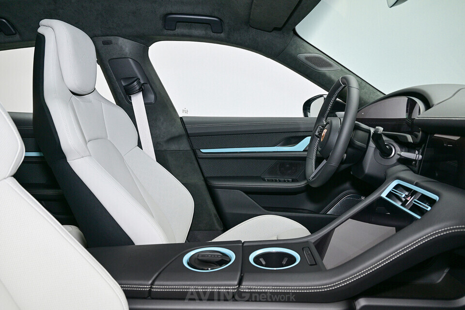 타이칸 4S 크로스 투리스모 포 제니 루비 제인 블랙, 크레용, 마이센블루 컬러 조합의 인테리어 │사진 제공-포르쉐코리아