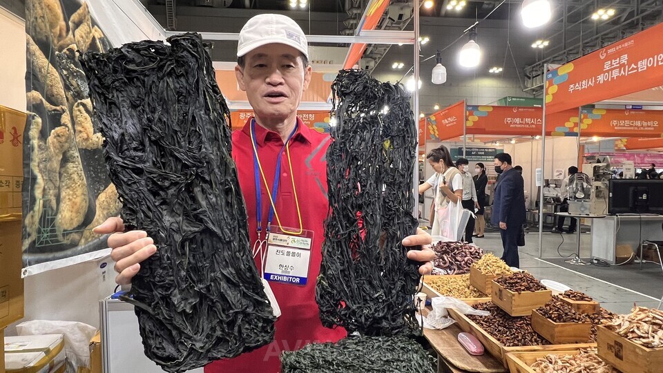 한상수 진도 쫄쫄이 대표가 자사 미역(왼쪽)과 일반 미역(오른쪽)을 비교해 설명하고 있다. │촬영-에이빙뉴스