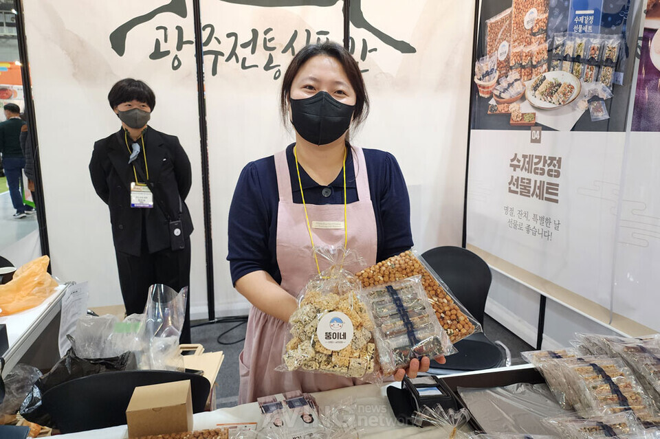 자사 수제 과자 제품을 소개하는 김명희 뚱이네 대표 | 촬영 - 에이빙뉴스