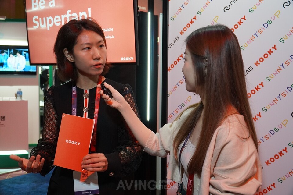 김하미 대표(사진 왼쪽)가 SWITCH 2022에서 해외 매체와 인터뷰를 하는 모습 │촬영-에이빙뉴스