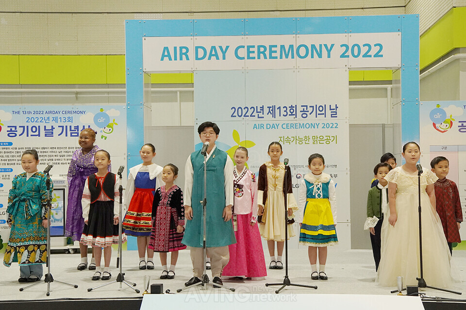 15일 코엑스서 열린 ‘AIR FAIR 2022-국제 공기산업 박람회'에서 레인보우 합창단이 공기의 날 주제가를 합창하고 있다. | 촬영-에이빙뉴스