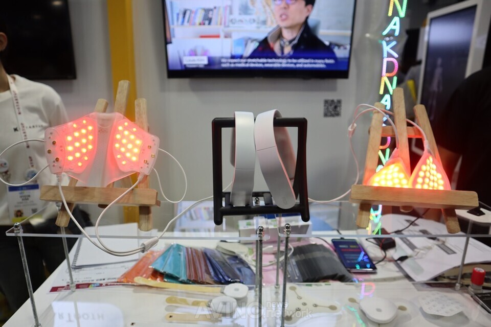 케이디엔에이 관련 기사 사진 · 케이디엔에이, CES 2023서 IR LED 패치 알린다... “신소재·IoT 융합 통해 ‘휴먼웨어’ 서비스 제공 목표!”