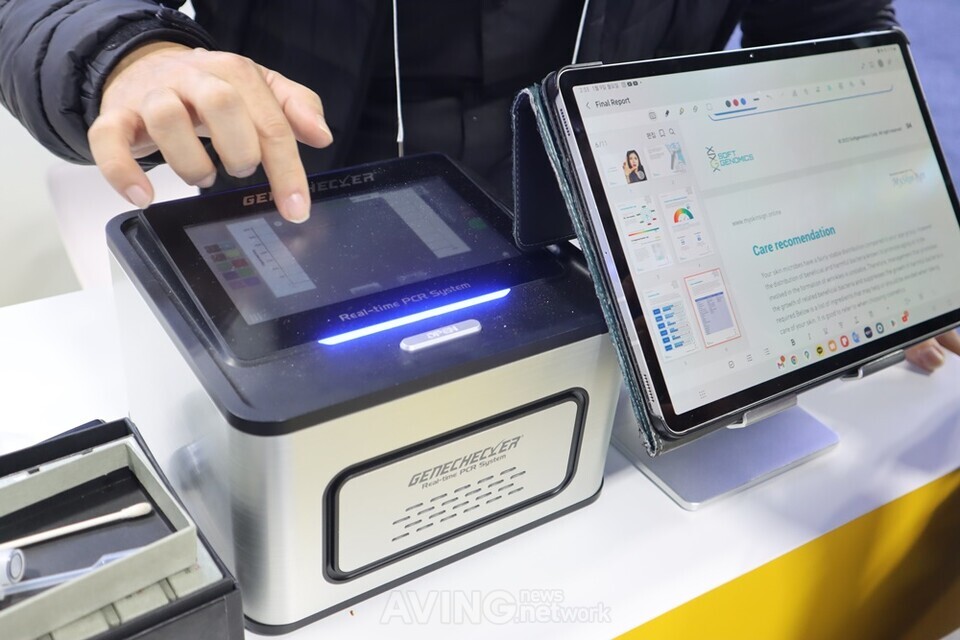 소프트지노믹스 관련 기사 사진 · 소프트지노믹스, CES 2023서 미생물 기반 현장 피부진단 제품 공개한다... “생물학적 피부 해석 강점!”