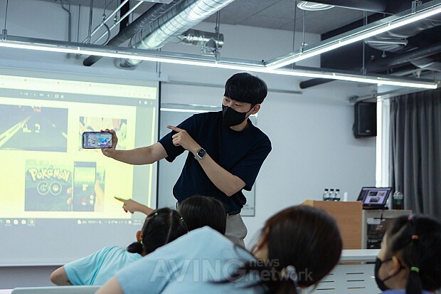 김도현 지니소프트 대표가 학생들을 대상으로 실감형 콘텐츠에 대한 교육을 진행하고 있는 모습 | 제공 - 지니소프트