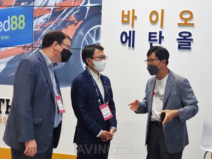 미국곡물협회 한국사무소 김학수 대표가 지난해 7월에 개최된 2022 부산국제모터쇼 바이오에탄올 홍보 부스에서 관람객에게 바이오에탄올에 대해 설명하고 있다. │사진 제공-미국곡물협회 한국사무소