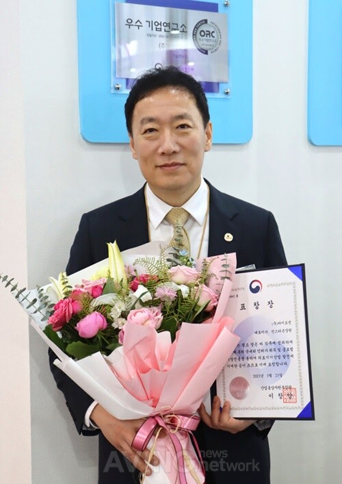 KIMES 2023 개막식에서 바이오넷의 민 스티븐 상원 대표가 국내외 인허가 취득 및 글로벌 시장진출을 통해 의료기기산업 발전에 기여한 공로를 인정받아 산업통상자원부장관 표창장을 수상했다. │사진 제공-바이오넷