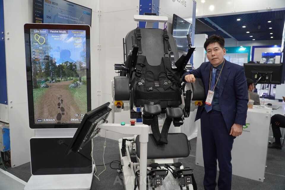 코트라스의 김학병 대표가 기립경사 재활로봇 ‘R-BoT Plus’를 소개하고 있는 모습 | 촬영-에이빙뉴스