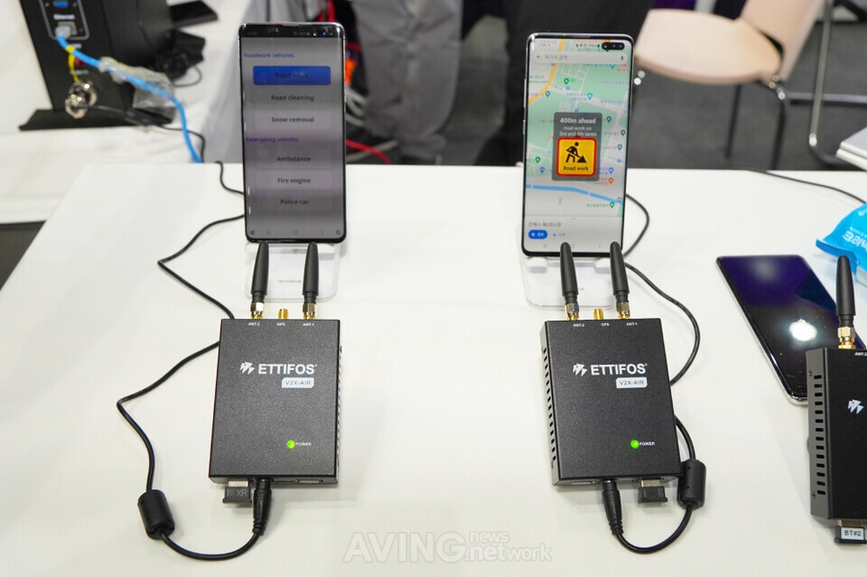 에티포스의 V2X-AIR를 스마트폰과 연동해 사용 중인 모습 | 촬영 - 에이빙뉴스