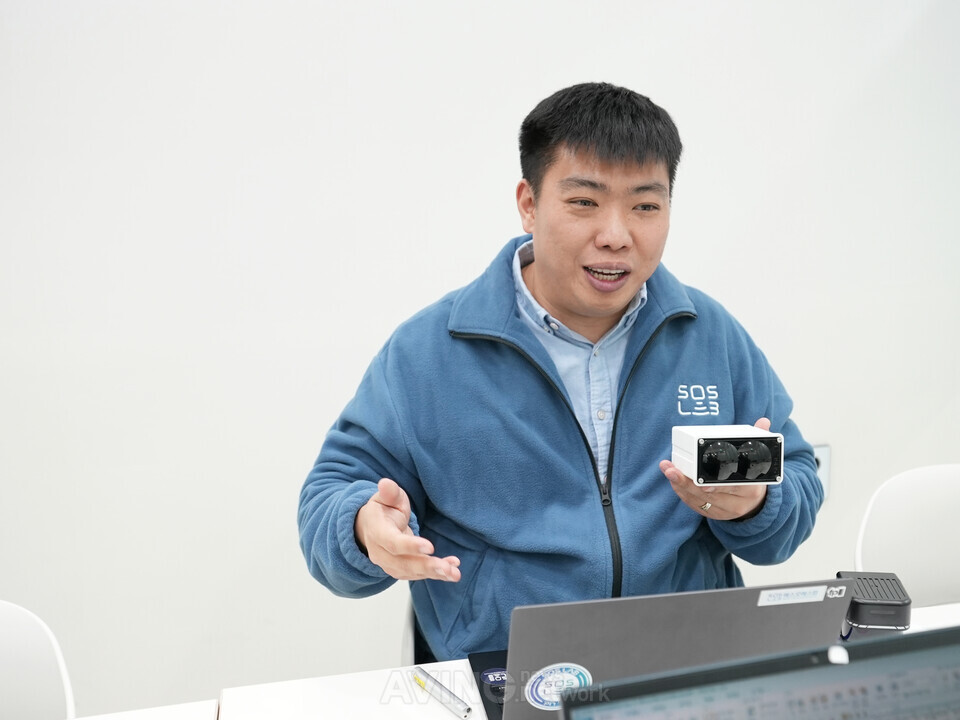 정지성 에스오에스랩 대표가 주력 제품인 '라이다'를 소개하고 있다.│제공 - 에스오에스랩